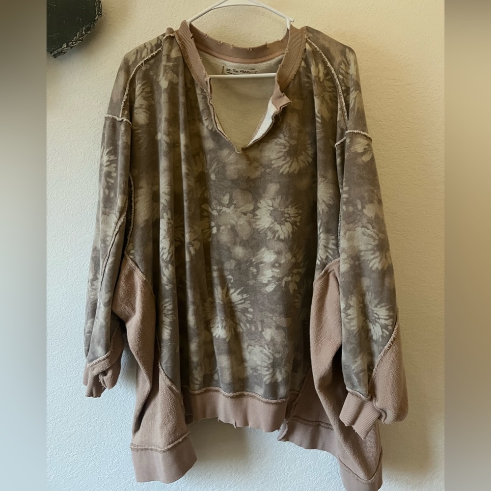 Free People It’s a Vibe Printed Hoodie Size m Sweatshirt hardly used